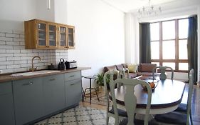 Piso Modernista En Casco Historico Con Garaje